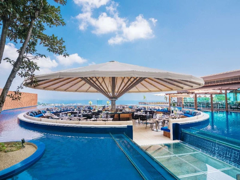 Bar in zwembad met grote parasol