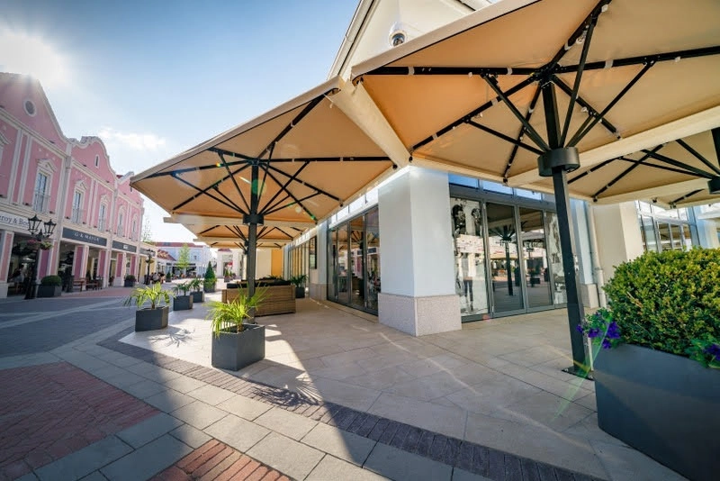 Parasols bij een winkelpand Parasols voro een winkelpand